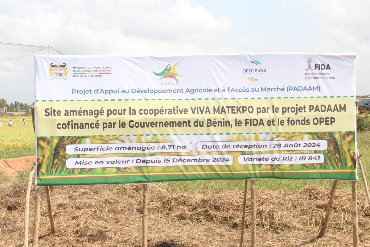 UNBenin's tweet photo. À Grand-Popo,la Vice-Présidente du #FIDA @g_mukeshimana & le ministre de l’Agriculture, M. Gaston DOSSOUHOUI @gouvbenin ont visité la coopérative #Matekpo. Grâce au soutien du @IFAD, +8 ha seront emblavés avec 4 tonnes de riz/ha. Un pas de plus vers l’autosuffisance alimentaire ! https://t.co/vFiqCj0zac