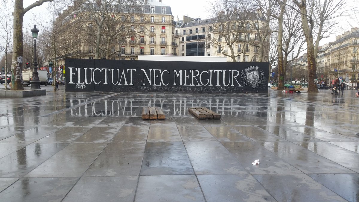 Aujourd'hui c'est la journée nationale d'hommage aux victimes du terrorisme. On oublie pas. On se reconstruit comme on peut. On avance à notre rythme. Je pense à toutes les personnes touchées, particulièrement à ma famille du 13 novembre. 🖤