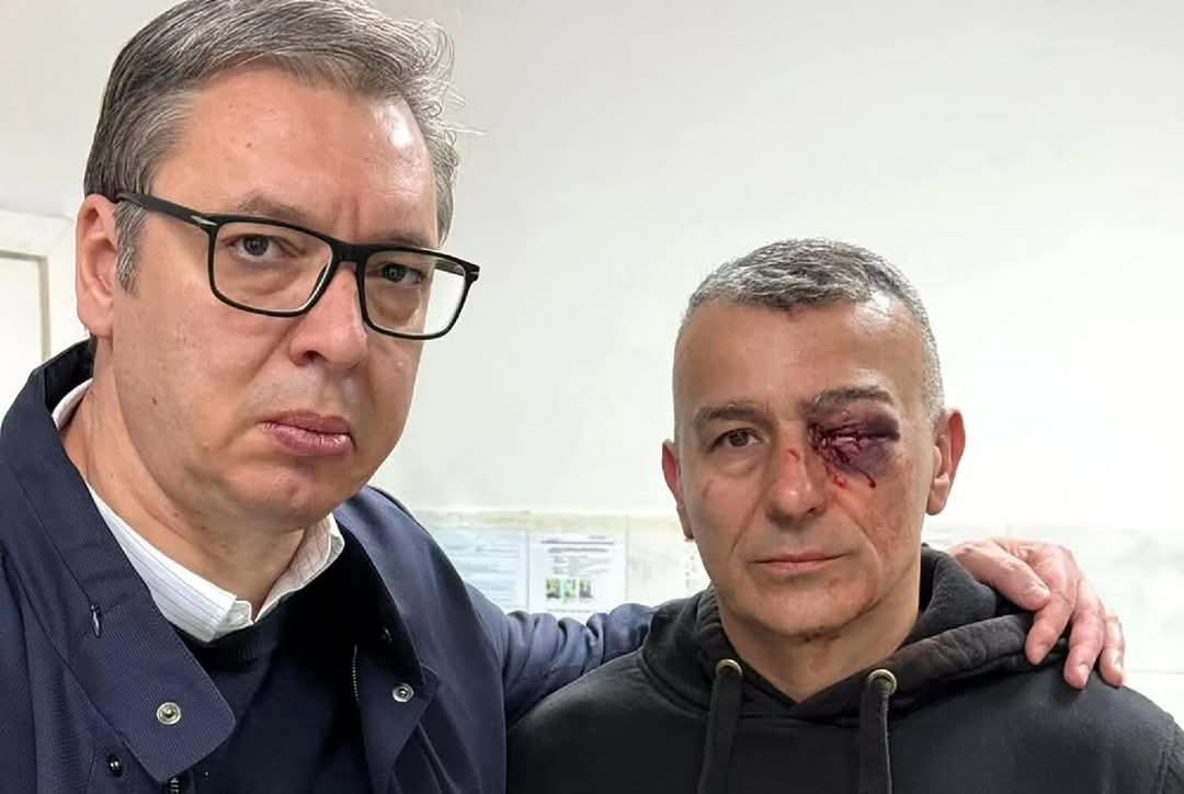 "Gospodine...
Izgovara studentkinja - redarka čoveku krvavog oka koga je par trenutaka ranije udario pripadnik Žandarmerije.
Neko dobacuje "pomozite mu".
Čovek krvav žurnim korakom odlazi niz ulicu, redarka ide za njim sa flašicom vode.
Gospodine...
Ništa normalnije od toga nema.