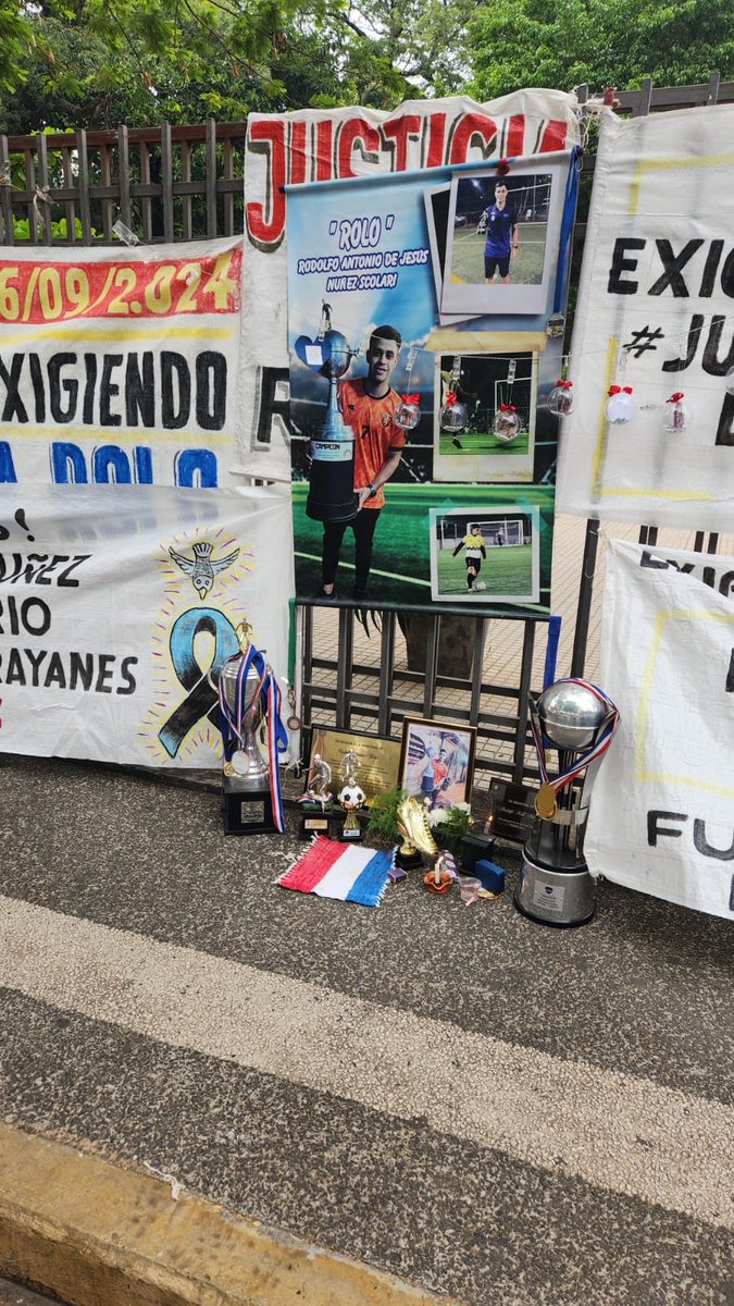 ⭕️ Caso Arrayanes: En estos momentos ante el juez Mirko Valinotti se realiza la audiencia preliminar para Óscar Ruiz, de la firma Epro S.A, procesado por homicidio culposo y omisión de evitar un resultado, en este caso la muerte del joven Rodolfo "Rolo" Núñez.

Familiares frente