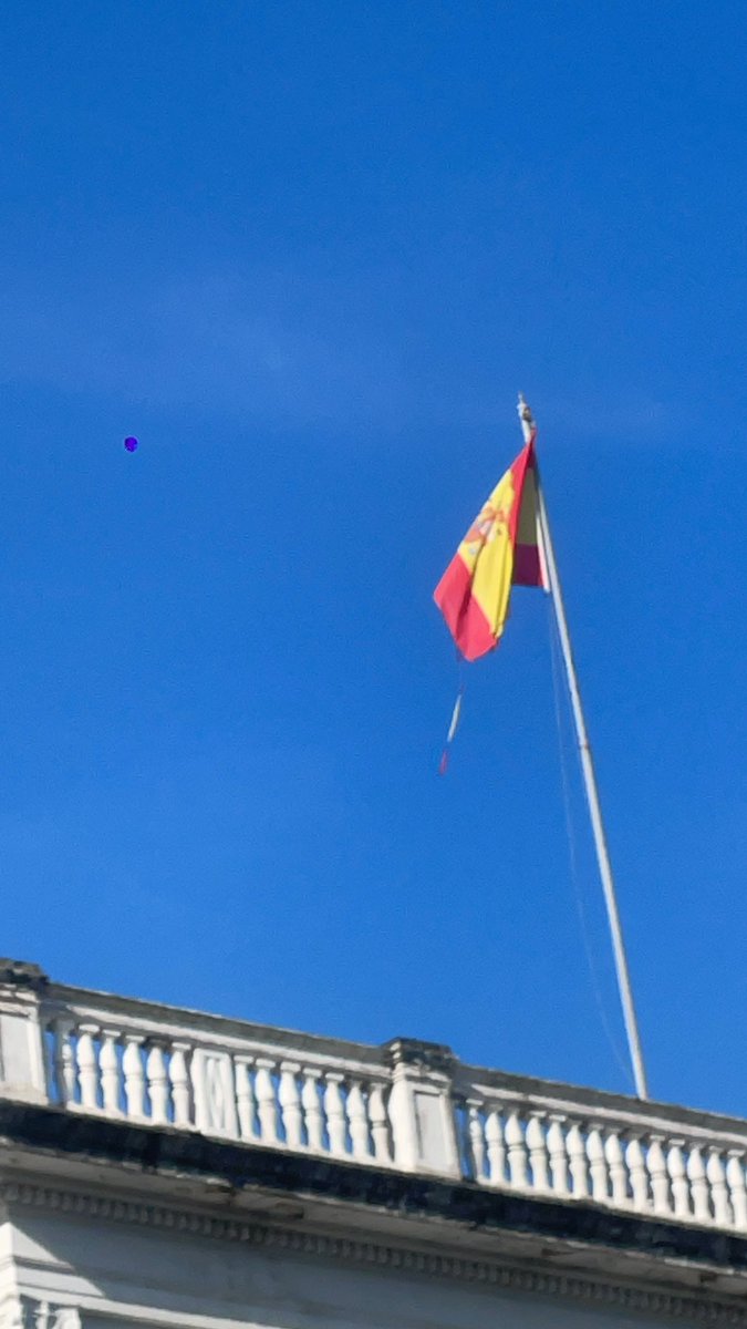 La bandera del Reino de España en Ciudad de Panamá, totalmente deteriorada y de eso tiene ya semanas.