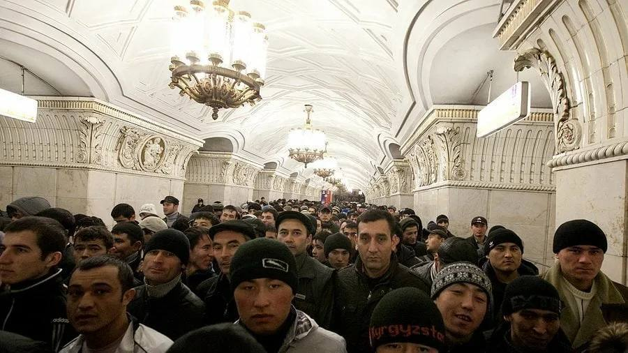 Депутат в Петербурге задержан за легализацию более 150 тыс. мигрантов.
Следствием установлено, что чиновник одного из муниципалитетов Колпино в течение 2,5 лет руководил сообществом, которое выдавало поддельные документы по постановке на миграционный учет.
В преступном сообществе