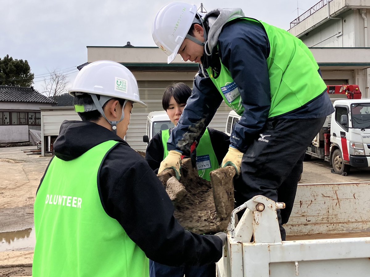 youth_fund0101's tweet image. ▼▼現地から3️⃣3️⃣▼▼
3/8(土)
2日目は輪島市町野町で活動を行いました。
お宅の前の側溝に埋まった泥出しと側溝の蓋閉めを行いました。

#ユース災害ボランティア基金
#風に立つライオン基金
#BOSAIEdulab
#令和6年能登半島地震・豪雨
#大学生
#災害ボランティア
#ボラサポ
#サントリー
#モンベル