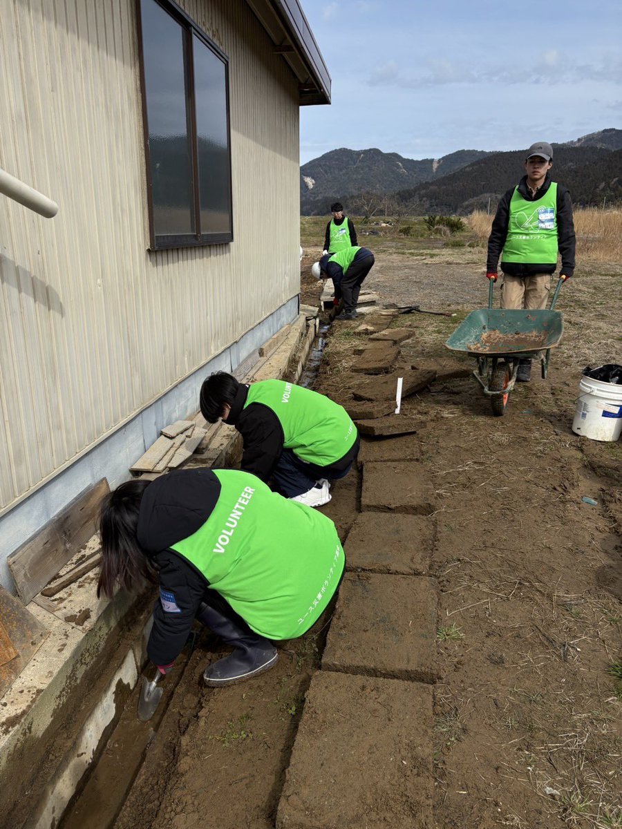 youth_fund0101's tweet image. ▼▼現地から3️⃣3️⃣▼▼
3/8(土)
2日目は輪島市町野町で活動を行いました。
お宅の前の側溝に埋まった泥出しと側溝の蓋閉めを行いました。

#ユース災害ボランティア基金
#風に立つライオン基金
#BOSAIEdulab
#令和6年能登半島地震・豪雨
#大学生
#災害ボランティア
#ボラサポ
#サントリー
#モンベル