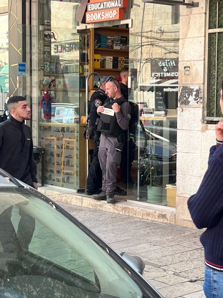 La policía israelí vuelve a allanar una conocida librería palestina de Jerusalén Este, arresta al dueño Imad Muna y confisca libros sin orden judicial. 
En una redada similar el pasado febrero, los agentes se llevaron más de 250 libros. 
En Israel, vender libros sobre Palestina
