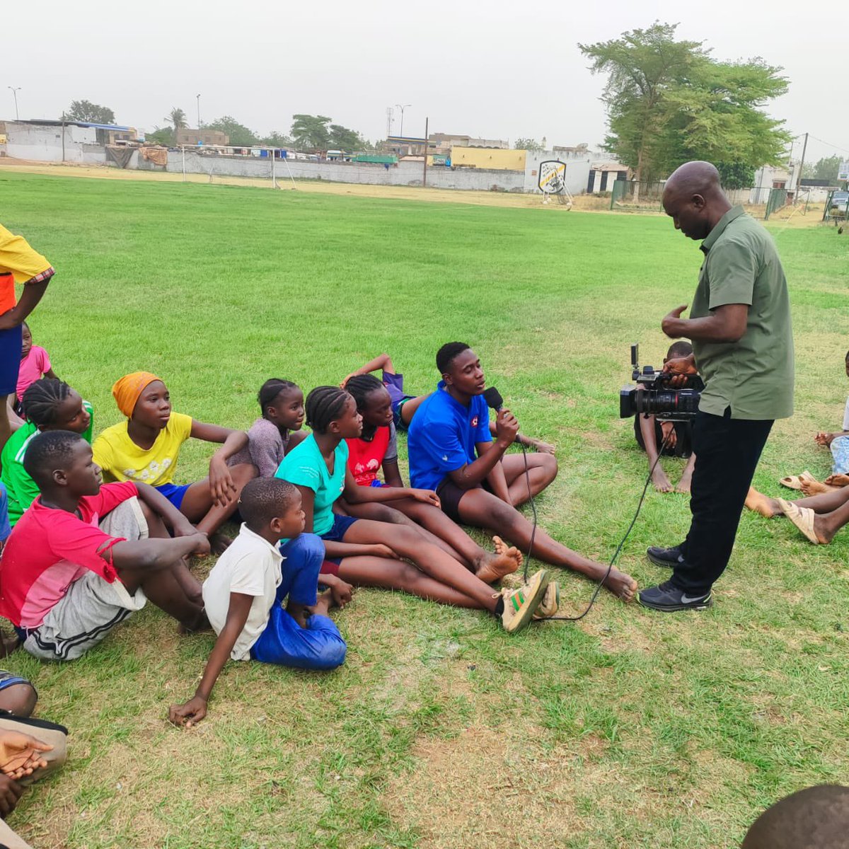 SBetsenAcademy's tweet photo. Visite d’un champion à la #SBAMali !
Le 8 mars, la @fedmalirugby a fait venir l’international @yaccamara lors de l’entraînement des enfants du centre. Le 1er adjoint de la commission jeune du rugby malien était également présent.
Un moment magique. 🏉💫🙏
Merci Yacouba ! https://t.co/JpmgyqlDHw
