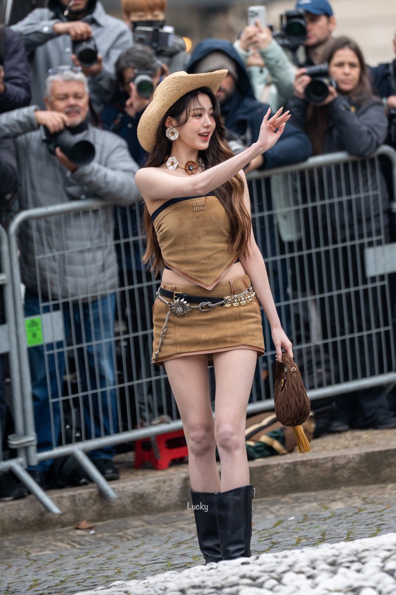 250311 😘🤠

#WONYOUNGtoPARIS 
#MiuMiuFW25 <a href="/MIUMIUofficial/">Miu Miu</a> #IVE #아이브 #원영 #장원영 #JANGWONYOUNG #WONYOUNG <a href="/IVE_twt/">IVE</a>