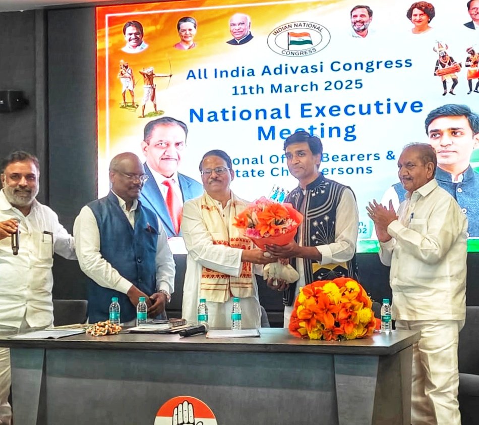 VikrantBhuria's tweet photo. 📍AICC HQ दिल्ली 
आज दिल्ली स्थित कांग्रेस मुख्यालय में आदिवासी कांग्रेस के राष्ट्रीय अध्यक्ष के रूप में पदभार ग्रहण किया। इस अवसर पर एसटी, एससी, ओबीसी और माइनॉरिटी सेल के राष्ट्रीय संयोजक श्री @KRajuINC जी की गरिमामयी उपस्थिति रही।
 
गौरव का क्षण रहा कि पूर्व राष्ट्रीय अध्यक्ष श्री @MogheShivajirao स्वयं उपस्थित होकर आशीर्वाद देने आए।
आदिवासी समाज के हक, सम्मान और अधिकारों की लड़ाई को और मजबूती से आगे बढ़ाने का संकल्प लेता हूँ ।
 
#AdivasiCongress #AICC 
#NationalExecutive