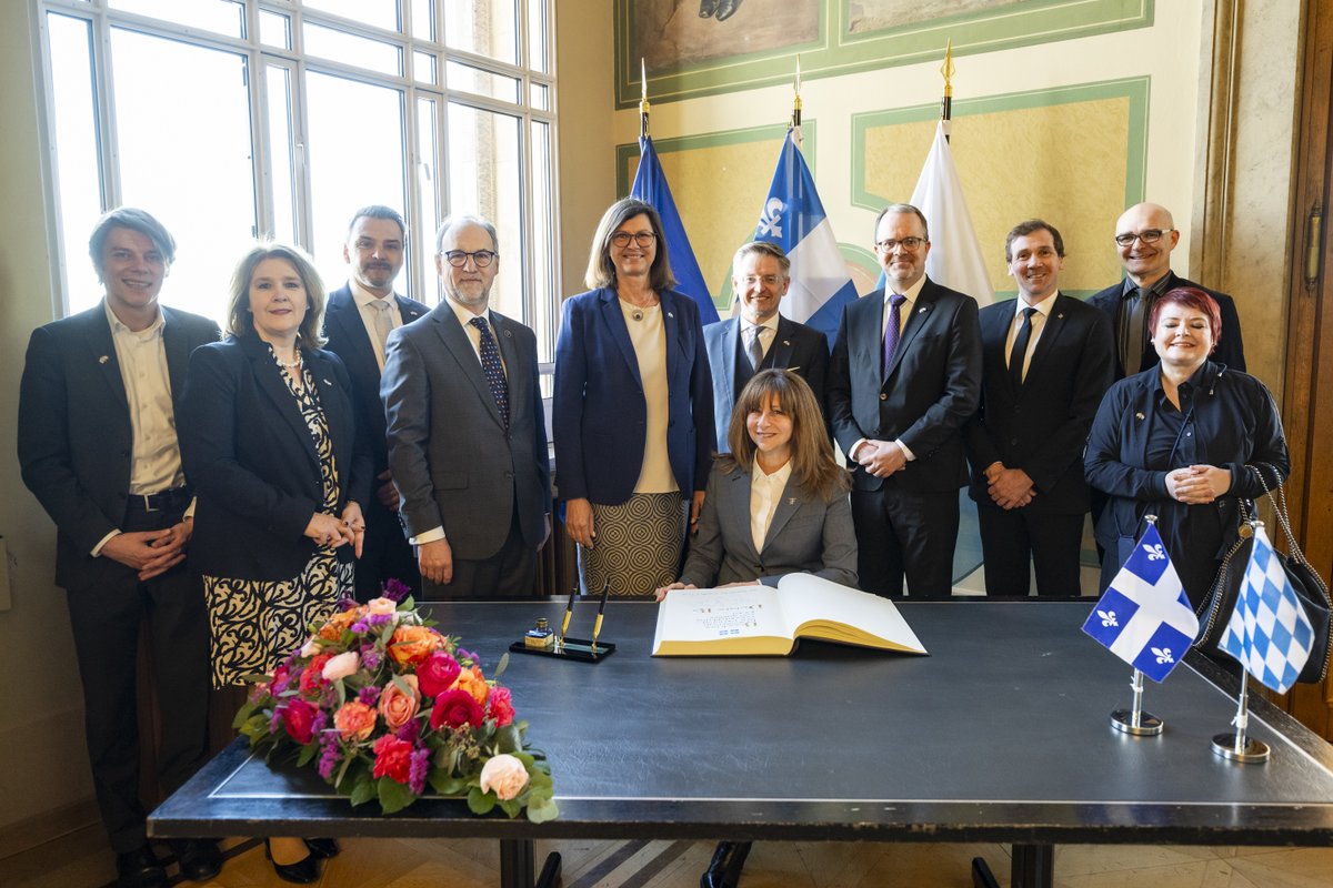 Bayerischer Landtag (@landtag_bayern) on Twitter photo Bienvenue! ⚜️🤝⚪️🔵
Eine Delegation der Nationalversammlung von Québec ist diese Woche zu Besuch. Nach Ehrenbucheintrag durch Präsidentin <a href="/NathalieRoyPres/">Nathalie Roy</a> geht's in den Austausch:
▶️Mediennutzung bei Jugendlichen
▶️Prävention bei Naturkatastrophen
▶️Durchführung von Großprojekten Bienvenue! ⚜️🤝⚪️🔵
Eine Delegation der Nationalversammlung von Québec ist diese Woche zu Besuch. Nach Ehrenbucheintrag durch Präsidentin <a href="/NathalieRoyPres/">Nathalie Roy</a> geht's in den Austausch:
▶️Mediennutzung bei Jugendlichen
▶️Prävention bei Naturkatastrophen
▶️Durchführung von Großprojekten