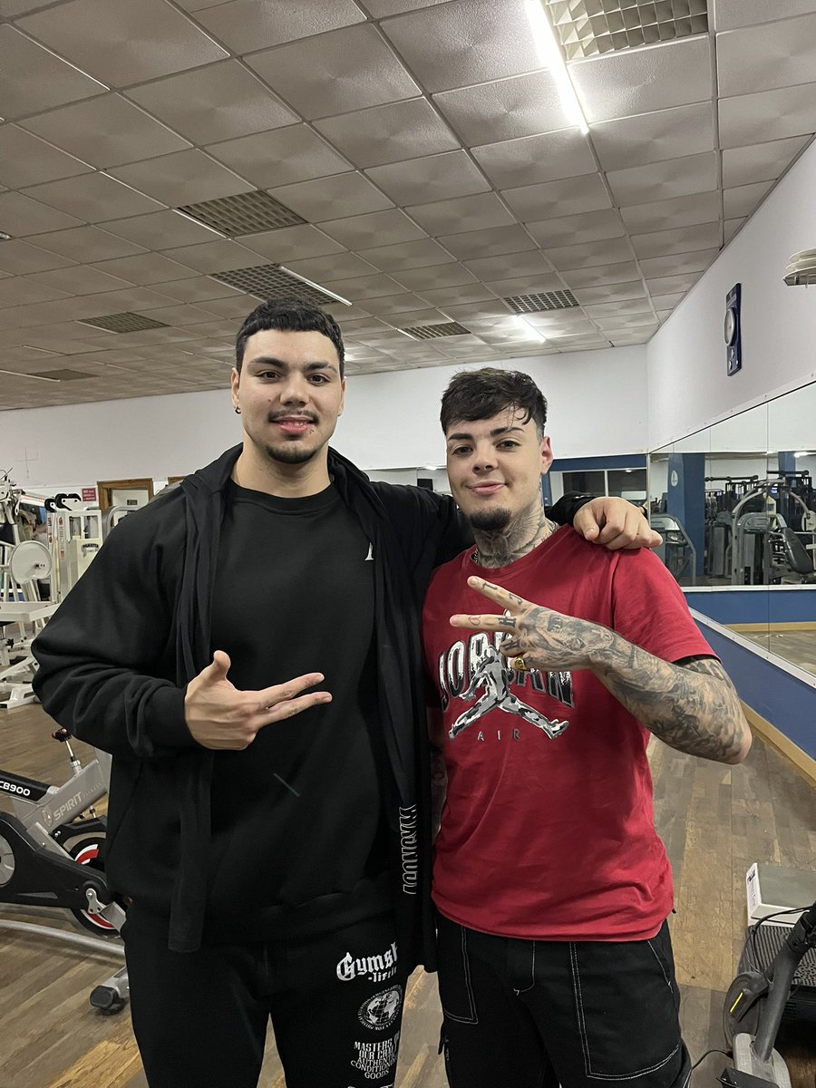 flexvato's tweet image. yo en la velada voy con mi hermano