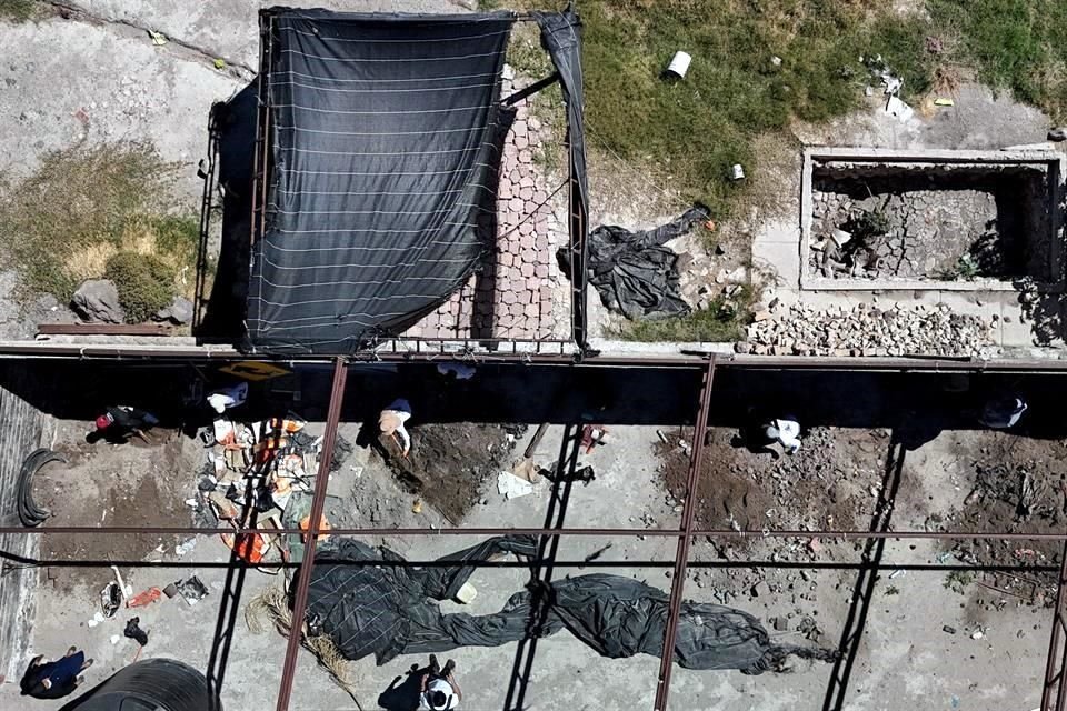 Jnlomeli's tweet photo. 1. 🕵️‍♂️ Fiscalía omisa en Teuchitlán (II)

❓ ¿Qué hizo y qué no hizo la @FiscaliaJal  en el narcocampamento del Rancho Izaguirre de Teuchitlán?

Abro segundo 🧵 con la entrega de mi columna en @informador  

Fotos: AFP https://t.co/dxtinNy3Oh