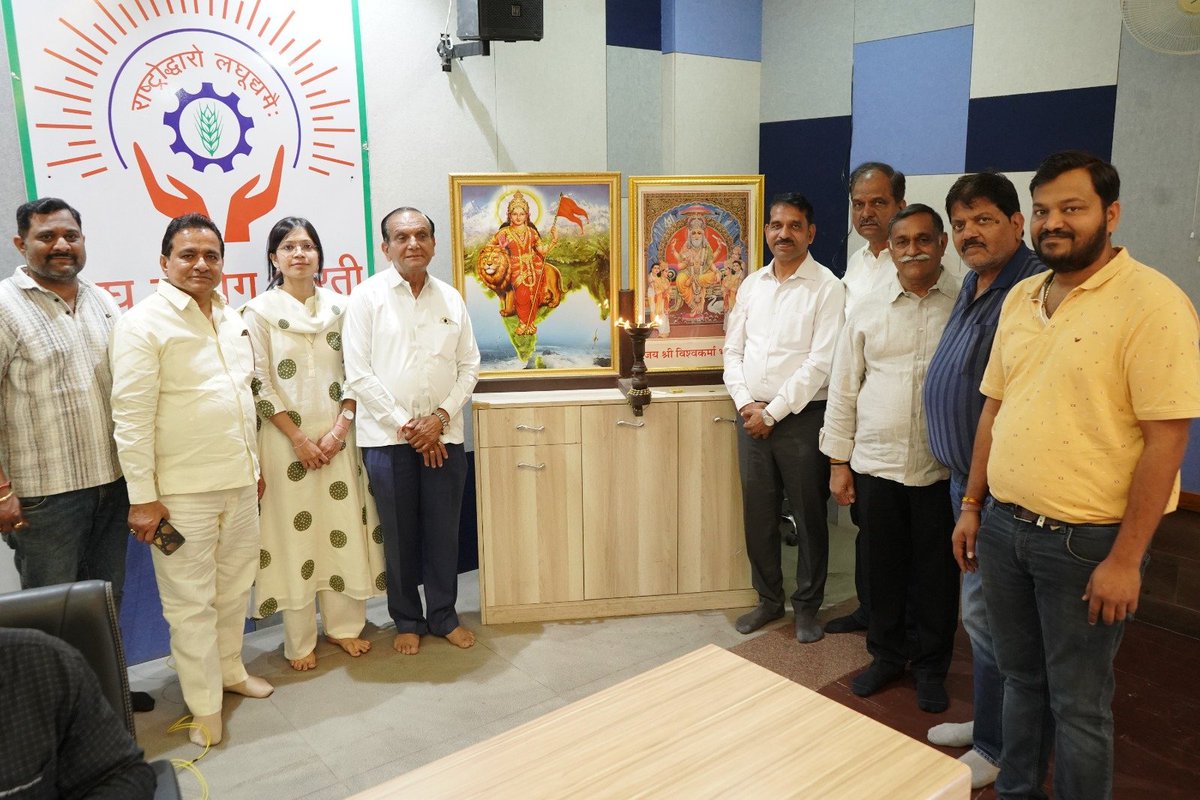 lubindia's tweet photo. 11 मार्च 2025, जोधपुर – राजस्थान राज्य प्रदूषण नियंत्रण मण्डल द्वारा उद्योगों की अनुमति हेतु विशेष छूट योजना के तहत दो दिवसीय शिविर का आयोजन लघु उद्योग भारती भवन सभागार में किया गया।

मुख्य अतिथि श्री घनश्याम जी ओझा (अखिल भारतीय अध्यक्ष, लघु उद्योग भारती) ने कहा कि यह शिविर उद्यमियों को प्रदूषण नियंत्रण नियमों की जानकारी देकर पर्यावरण-सुरक्षित उद्योग संचालन म��ं मदद करेगा। श्री महावीर चौपड़ा (प्रान्त अध्यक्ष, जोधपुर) ने बताया कि 31 मार्च 2025 तक की विशेष छूट योजना से उद्योगों को अनुमति प्रक्रियाएं सरल होंगी।

क्षेत्रीय अधिकारी कामिनी सोनगरा ने बताया कि इस योजना के तहत प्रदूषण नियंत्रण संबंधी दस्तावेजों में छूट दी जा रही है, जिससे समय और लागत की बचत होगी। शिविर में उद्यमियों ने पंजीकरण कर अनुमति व अनापत्ति प्रमाण पत्र प्राप्त किए।

इसके साथ, जिला उद��योग एवं वाणिज्य केंद्र जोधपुर द्वारा राजस्थान सरकार की औद्योगिक नीतियों पर कार्यशाला भी आयोजित की गई।

कार्यक्रम में श्री दीपक माथुर, श्री पंकज लोढ़ा, श्री राजेन्द्र सालेचा, श्री रवि गुप्ता समेत कई गणमान्य उपस्थित रहे। अंत में श्री सुरेशकुमार विश्नोई ने धन्यवाद ज्ञापित किया।
.
.
#msme  #viksitbharatvasi  #lub 
#GrassrootsCentricEconomicDevelopment