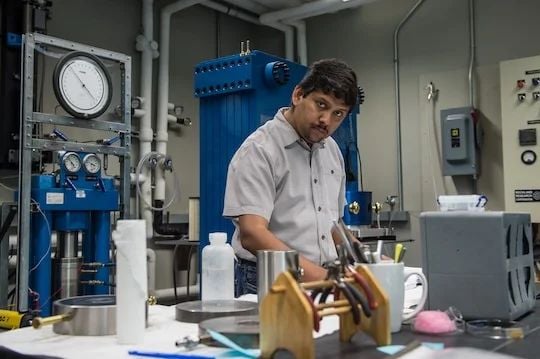 🚨 News Flash 🚨
Dr. Rajdeep Dasgupta was featured in the Wiess School of Natural Sciences March 2025 newsletter. His research involves replicating inner Earth conditions to "uncover the secrets of our planet's internal processes." 

#EEPS #GeoScience #CarbonCycle #RiceNatSci