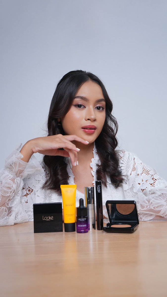 lookecosmetics's tweet image. Jangan sampe makeup kamu luntur sebelum makanan dateng! 🤭 

Here’s the ultimate Bukber Makeup Routine pake Looké x Lacoco biar tahan lama &amp;amp; tetep fresh! ⬇️💖

Yuk reply dibawah makeup bukber kamu Goddess🥳