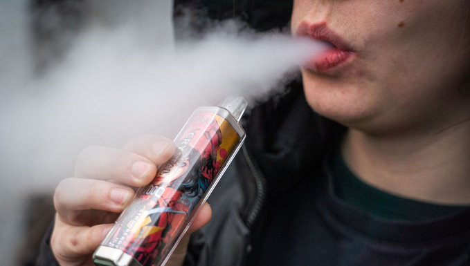 🔴 229 influenceurs ont été mobilisés pour promouvoir illégalement les nouveaux produits de la nicotine des cigarettiers sur Instagram.

Depuis 2019, l’industrie du tabac cible nos ados sur les réseaux sociaux en mettant en avant des vapes et des sachets de nicotine, contournant
