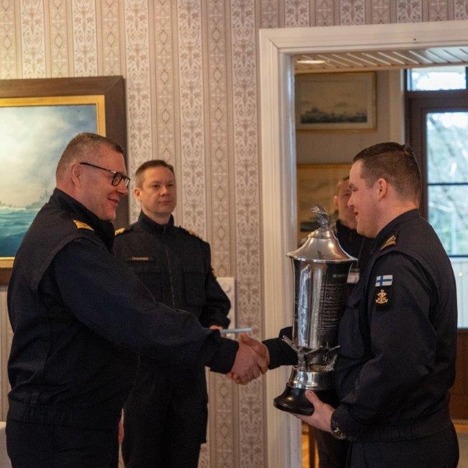 Miinantorjunta-alus Vahterpää pokkasi Ritarimaljan! 
Perusteet:
✅Erinomaisesti sujunut Nato-komennus
✅varusmiehiltä saatu koulutuspalaute
Mannerheim-ristin ritarien lahjoittama kiertopalkinto luovutetaan vuosittain Merivoimien komentajan nimeämälle Merivoimien perusyksikölle.