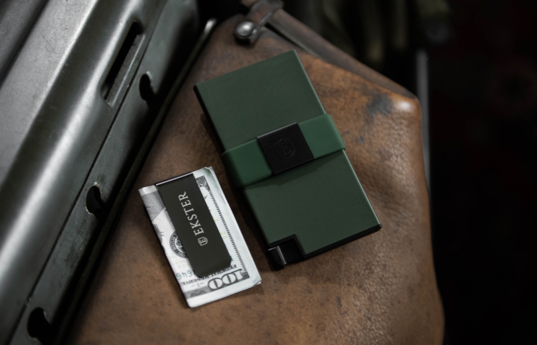 Minimalist EDC: Just the essentials—until you realize you forgot the essentials.🤦‍♂️ Not to worry, we’ll show you how to build the perfect minimalist EDC setup... without forgetting anything.👇
ekster.com/blogs/the-jour…