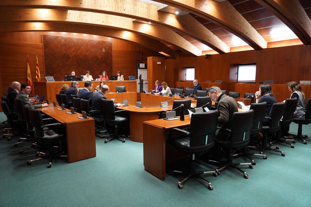 Comienza la Comisión de Bienestar Social y Familia, donde comparece la directora gerente del <a href="/IAJaragon/">Instituto Aragonés de la Juventud</a>, <a href="/CrisnavarroM/">Cristina Navarro</a>, a instancia de la consejera <a href="/cmsusin/">Carmen Susín</a> y de <a href="/TeruelExiste_/">Teruel Existe</a>, y se debate una proposición no de ley de <a href="/GPSOEAragon/">PSOE Cortes Aragón</a>.

🔴📽️ bit.ly/cortes_directo