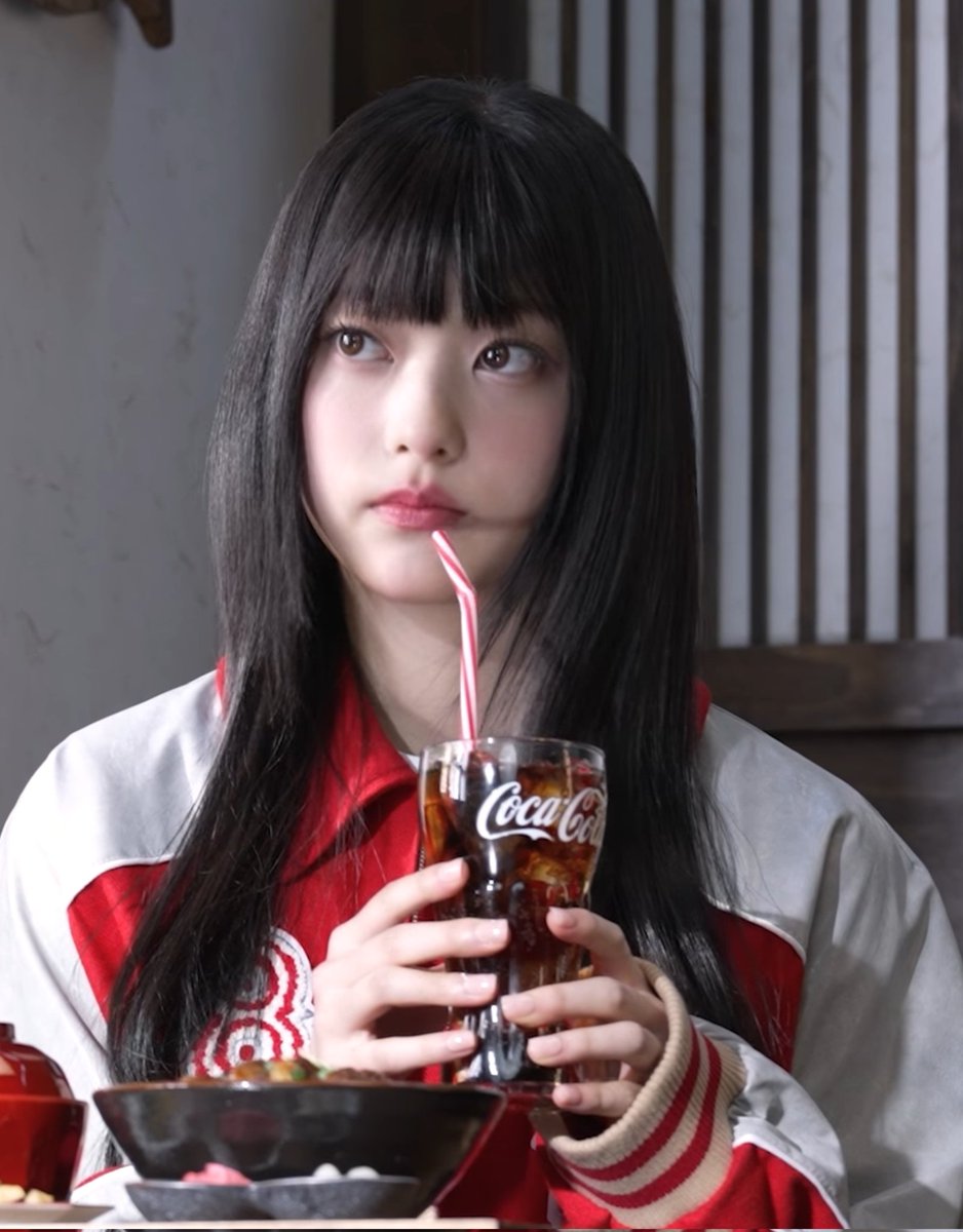 shaberuthecat's tweet photo. 🐱💕
🥤✨
#NJZ #HAERIN #해린 #ヘリン https://t.co/eCaEp1j9Co
