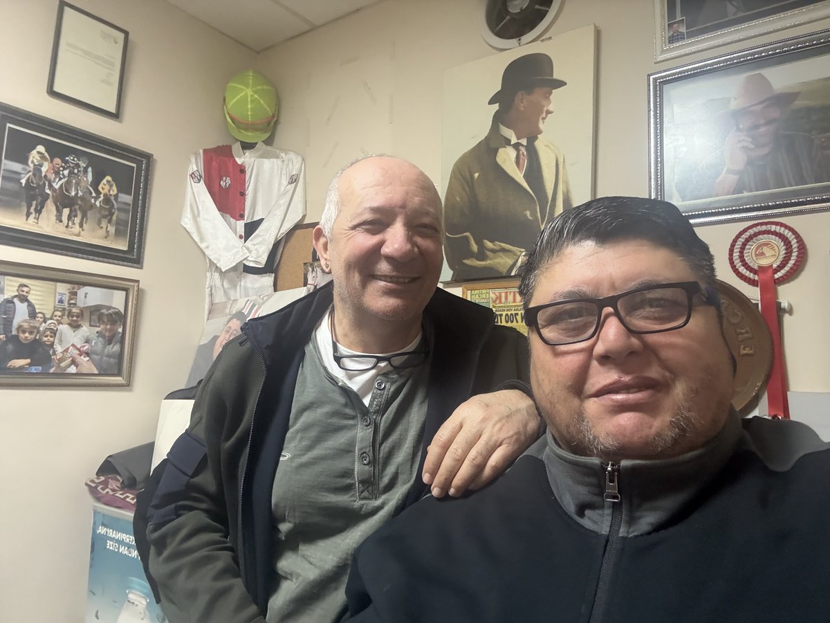 Değerli meslektaş büyüğüm yıllar önce rahmetli HASAN SAYDAM ‘ın BANKO dergisinin ilk yıllarının sorumlusu TAHİR ÖZGÜR ağabeyim büyük bir süpriz yaparak yurtdışından Yeşiloba ‘ya geldi. Bir dönem bende birlikte çalışma şansı yakalamıştım hoş geldi diyorum ⁦⁦<a href="/tahirozgur/">Tahir ÖZGÜR</a>⁩