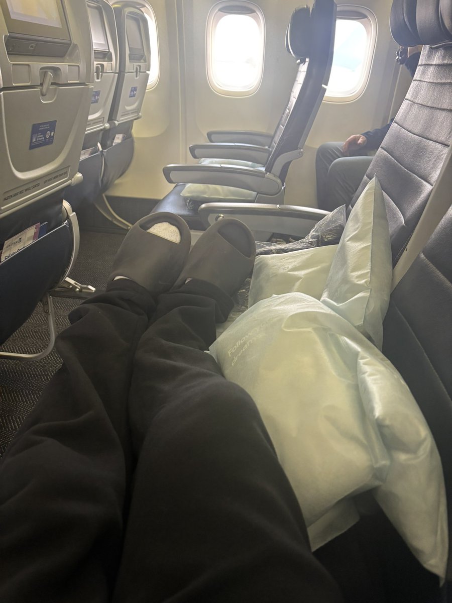 llawwerd's tweet image. mfs be paying for first class🫵😭 #newmethod