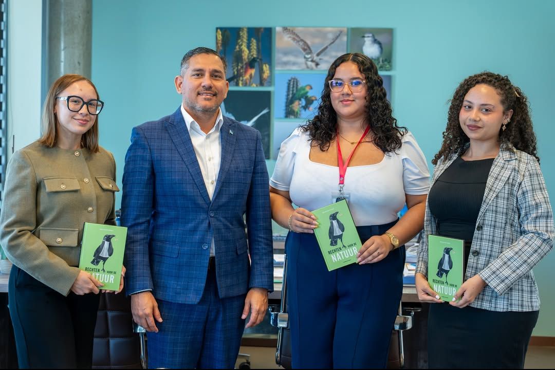 Pinch me moment 🥺: wanneer je boek de wereld overgaat! Minister Ursell Arends met studenten van de Universiteit van Aruba. 

Weten wat Aruba doet op het gebied van #RightsofNature? Check o.a. lnkd.in/dUhHRDAX