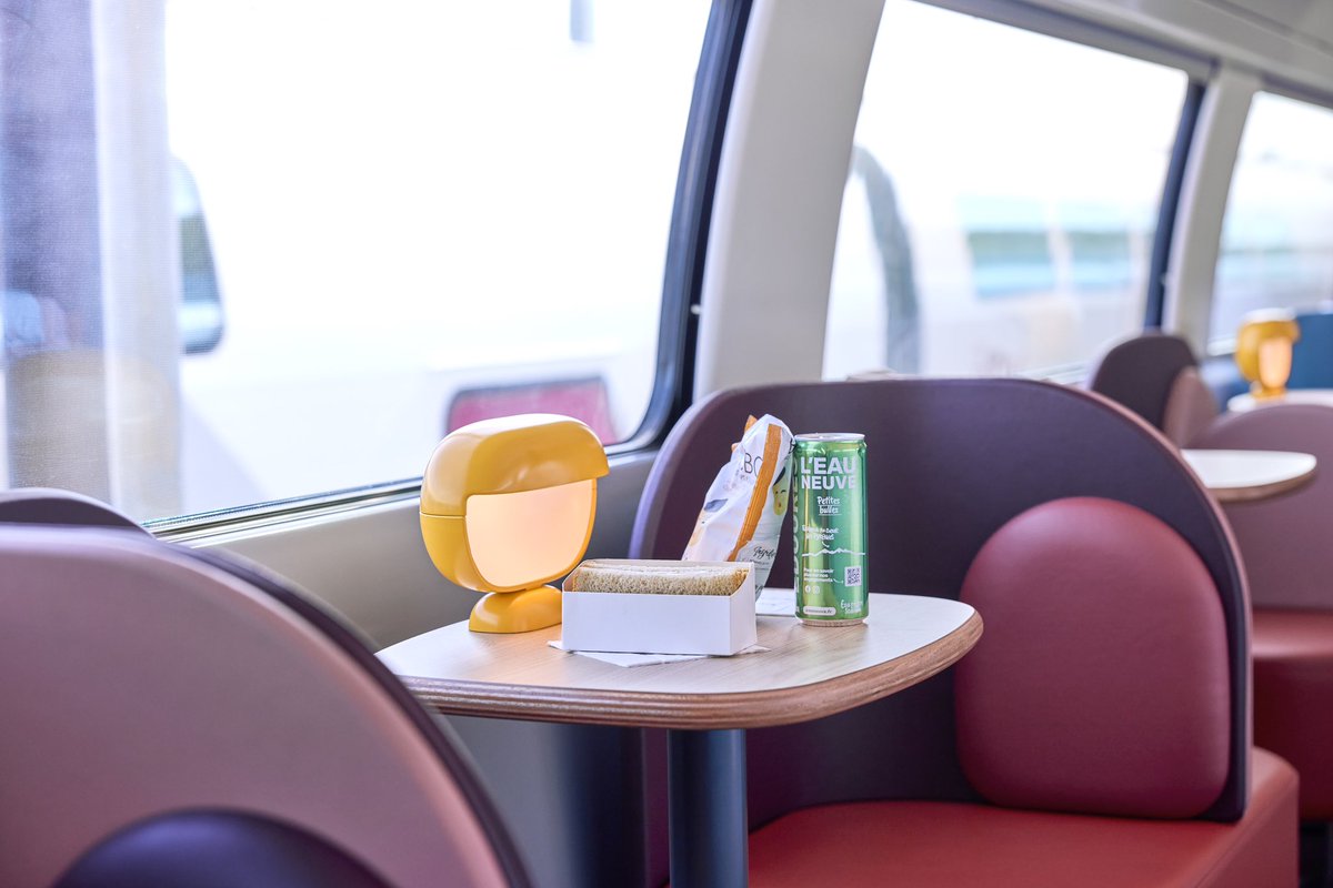 Je vais enfin pouvoir en parler 🙂 #NDA
Un bar (Le Bistro <a href="/TGVINOUI/">TGV INOUI</a>) sur 2 étages avec une épicerie libre service et barista, des toilettes + grandes, un design épuré, rond &amp; coloré, des lampes assurément bientôt iconiques, des grandes fenêtres (effet baies vitrées !) intensité