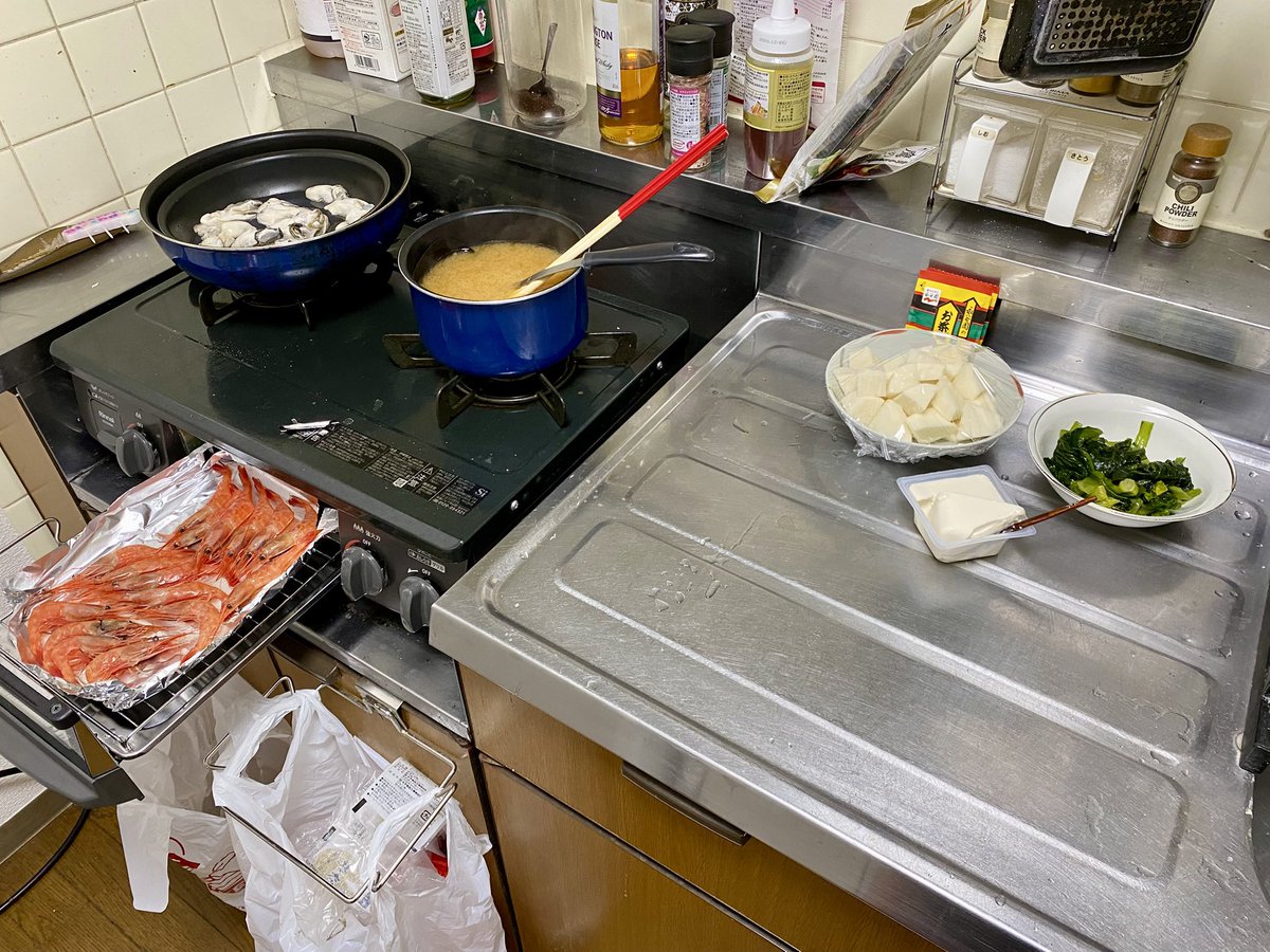 ここまでやってから風呂♨️

牡蠣の酒蒸し
ホタルイカの味噌汁
海老の素焼き
小松菜の漬物
長芋のお茶漬け和え
冷奴

#ここまでやってから風呂