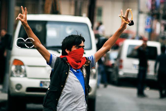"Ben de gördüm o kahramanları,
ben de sardım o örgüyü,
ben de onlarla
güneşe giden
köprüden
geçtim!"

Berkin Elvan polis tarafından 11 yıl önce katledildi. Bizler her zaman her yerde Berkin Elvan demeye devam edeceğiz. Berkin'i katledenleri unutmayacağız.
Berkin Elvan Ölümsüzdür!