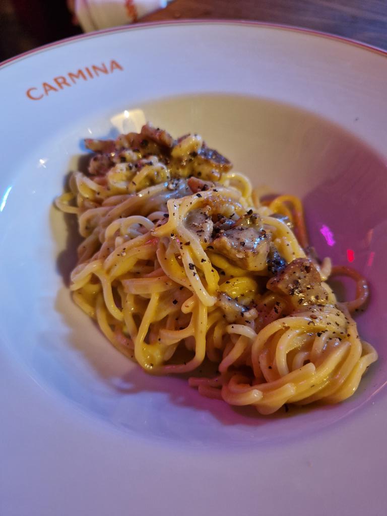 Oremus Mandolás de Tempos Vega Sicilia 🍷

100% Furmint de Tokaj (Hungría) con fermentación en barrica, crianza de 6 meses en madera y battonage constante🍇

Gran cremosidad ideal con una carbonara 🍝

#wine #winelover #sommelier #tokaj #vilaviniteca #oremus #temposvegasicilia