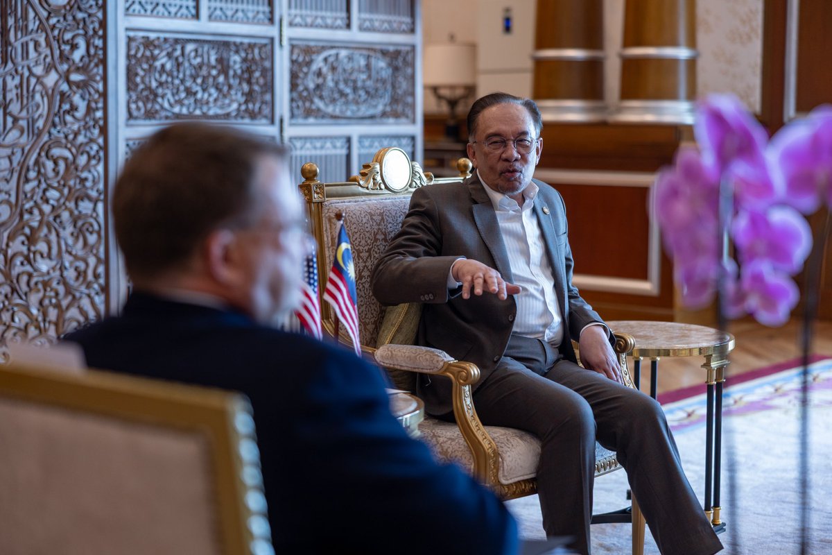 Menerima kunjungan hormat Duta Besar Amerika Syarikat ke Malaysia, Edgard D. Kagan di Putrajaya petang ini.

Dalam pertemuan ini, kami membincangkan soal hubungan dua hala yang telah terjalin sejak sekian lama antara Malaysia dan Amerika Syarikat 

Kami juga memberi fokus kepada