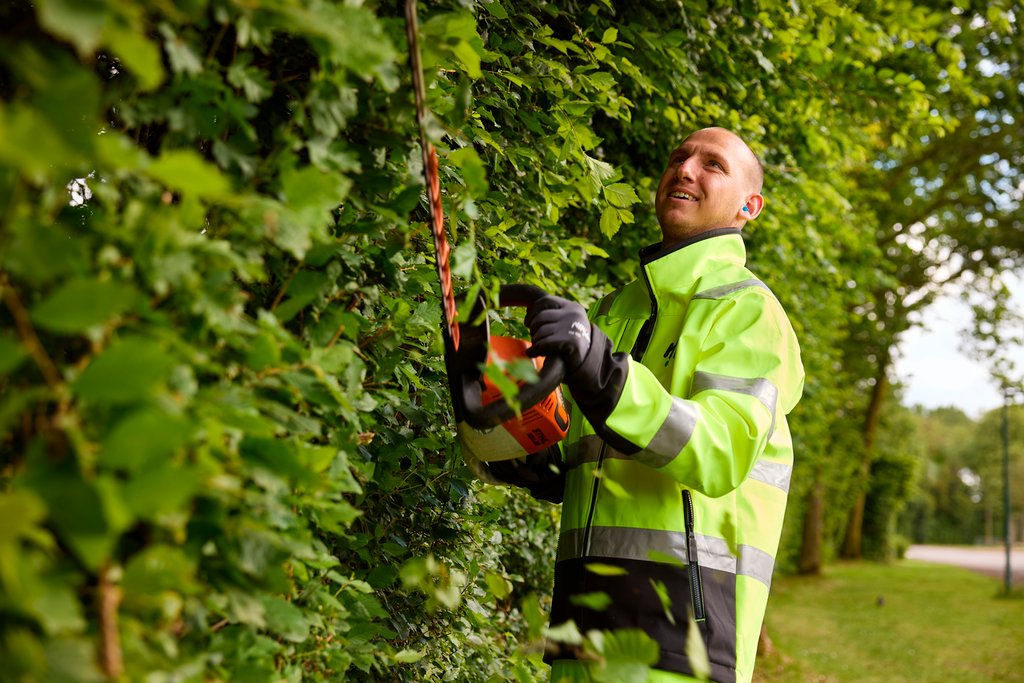 Vacature
🌳 Medewerker groenbeheer begraafplaatsen
🕑 36 uur
Je werkt op verschillende begraafplaatsen in de Hoeksche Waard. Je verzorgt kleine onderhoudswerkzaamheden in het groen en zorgt bijvoorbeeld voor het ophogen of onderhouden van gedenktekens. 👉 bit.ly/4hXqgGH