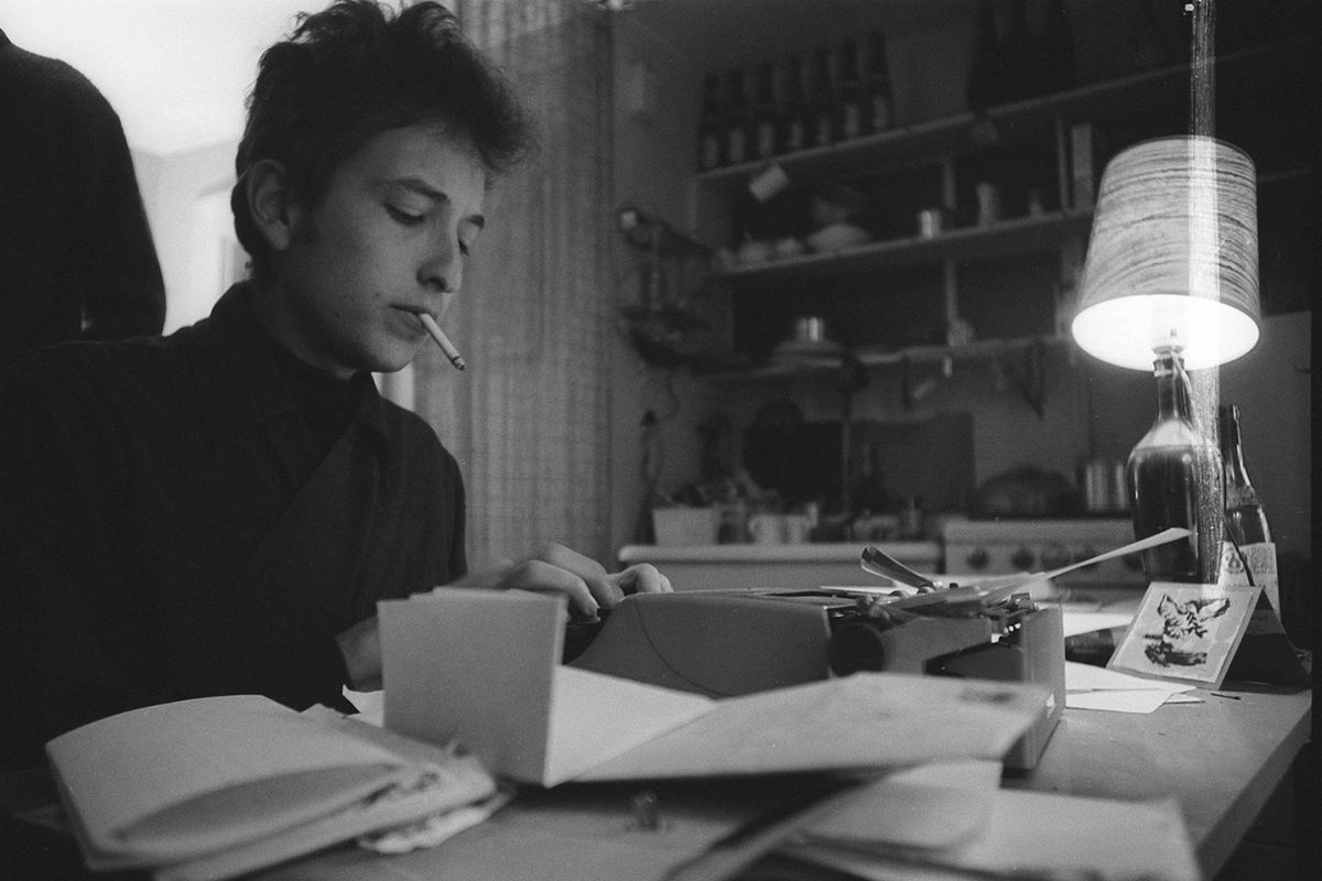 Bob Dylan para escritores  Nuevo curso por videoconferencia en <a href="/deescritores/">EscuelaDeEscritores</a>

Reflexión y análisis para saber qué hay detrás de la literatura de Dylan: el gran bardo, el cruzado mercurial, el forajido americano y el errante con memoria  

Más información: escueladeescritores.com/curso/videocon…