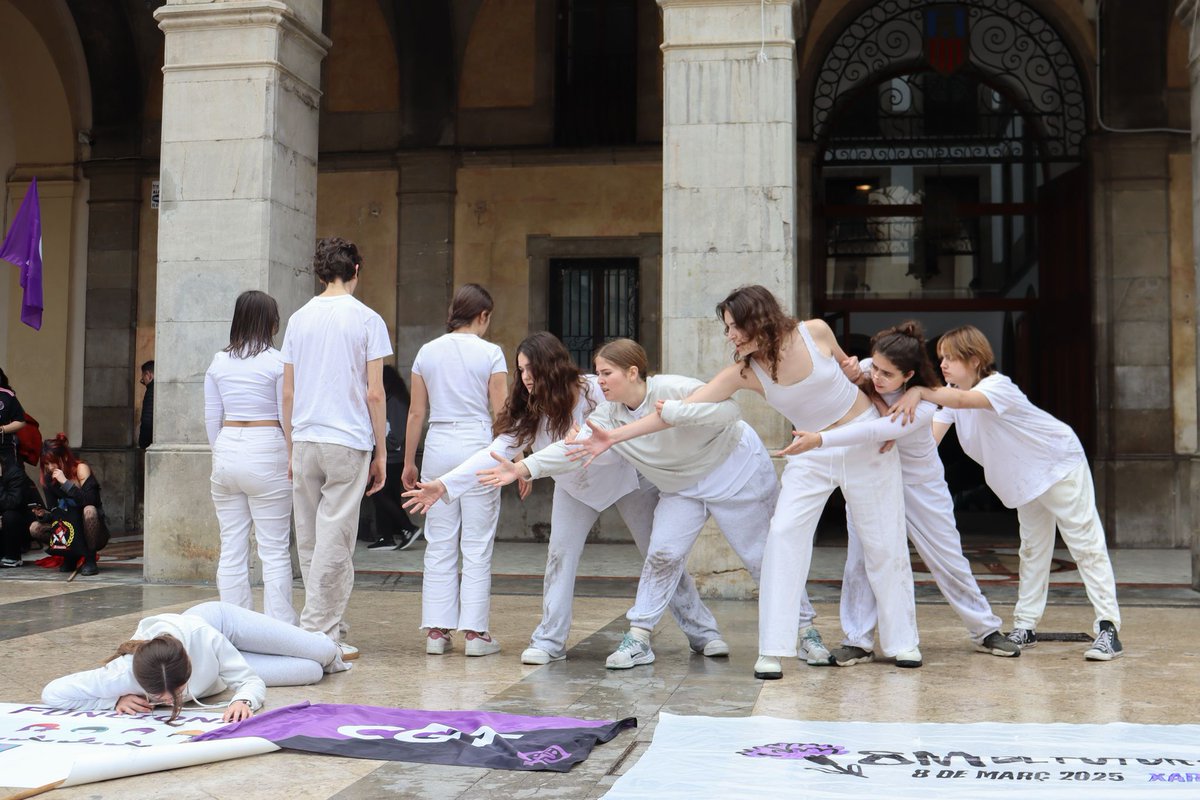 🌿✊🏽 Malgrat tot, el futur ens pertany!
Aquest 8M vam omplir els carrers perquè la lluita continua. Per les que no hi són, les que resisteixen arreu del món, les que no callen ni es rendeixen. Contra el sistema que ens oprimeix.
💜🔥Visca el Garraf feminista i anticapitalista!