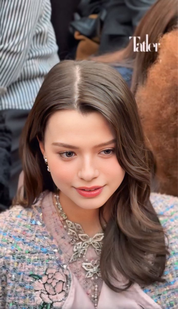 TheCraniumGL's tweet photo. เป็นแก้ว เป็นแสงมากกกก ลูกเอ๊ยยย~~~~

REBECCA AT CHANEL PFW25 
#CHANELFallWinter25xBecky
#ChanelFallWinter
#CHANELFallWinter25 https://t.co/qDPKi2iuWe