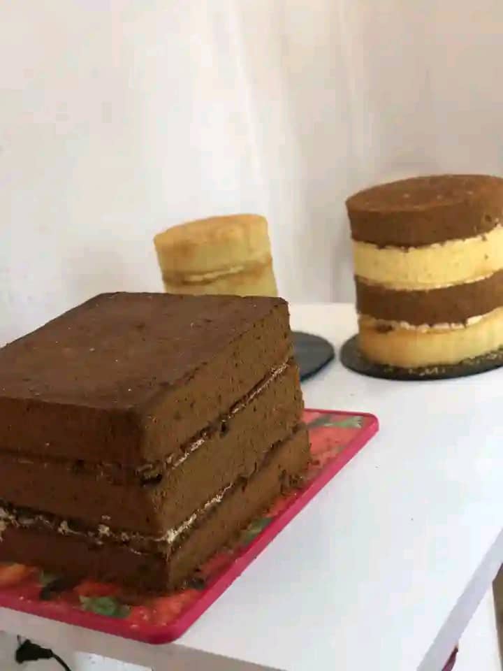 IfiChristopher's tweet image. From decadent chocolate cakes to fluffy pastries, our baker's got you covered! Every bite is a masterpiece, crafted with love and care. #BakingPerfection #IkoroduFood #LagosBaker