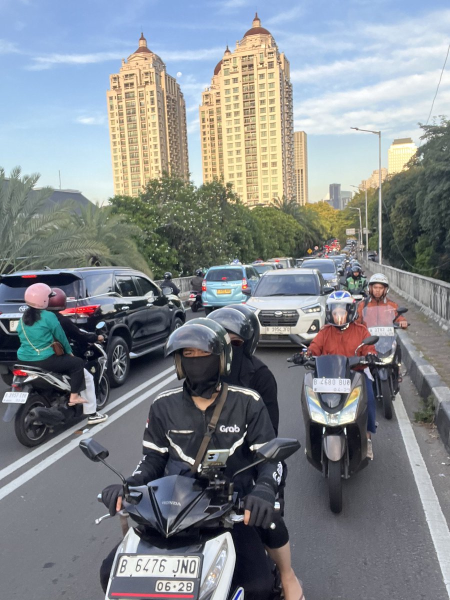 edelamn's tweet image. Macet di jembatan Patal Senayan parrrrah bangettttttt perkara puter balik. Harusnya puter baliknya di jauhin aja dong Pak Polisi terus ada polisi cepek malah bikin makin runyam macetnya haduuuh @TMCPoldaMetro