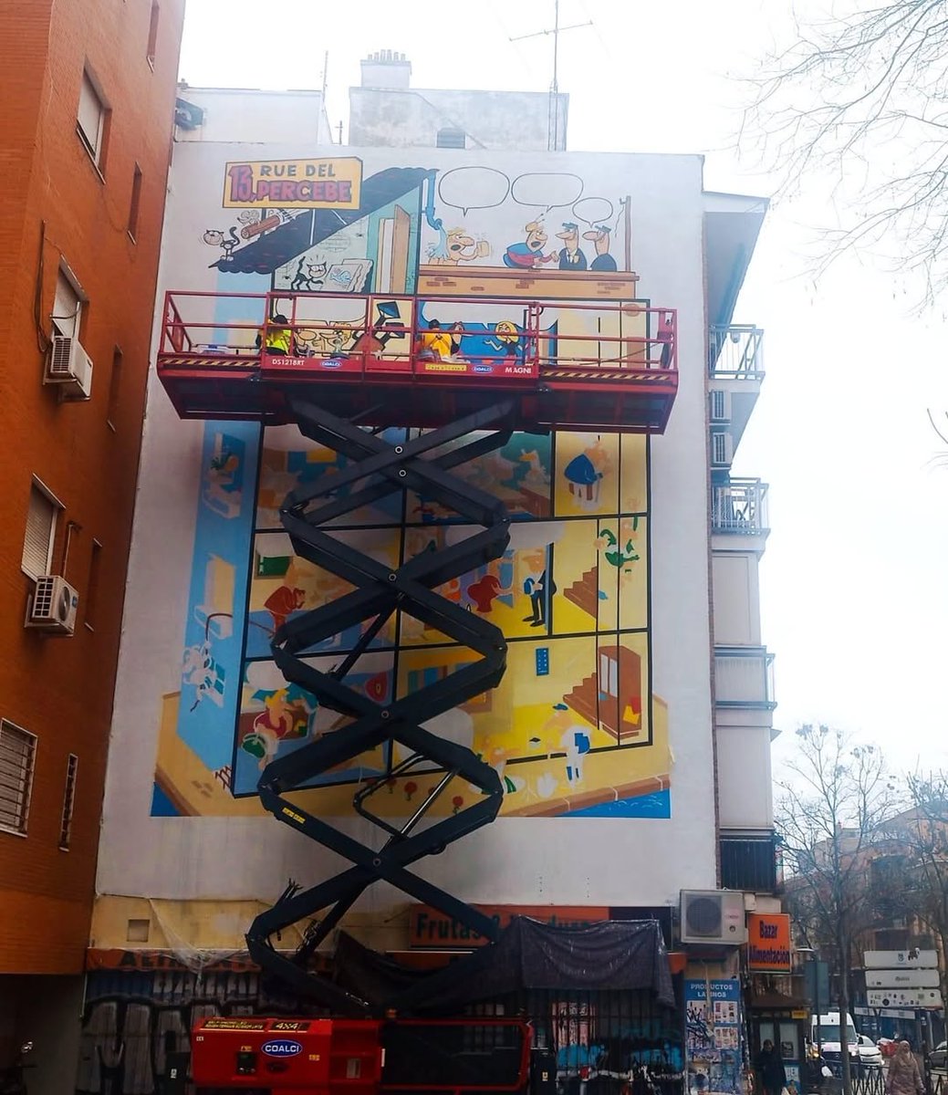 Al loro con el mural que están preparando en Carabanchel.