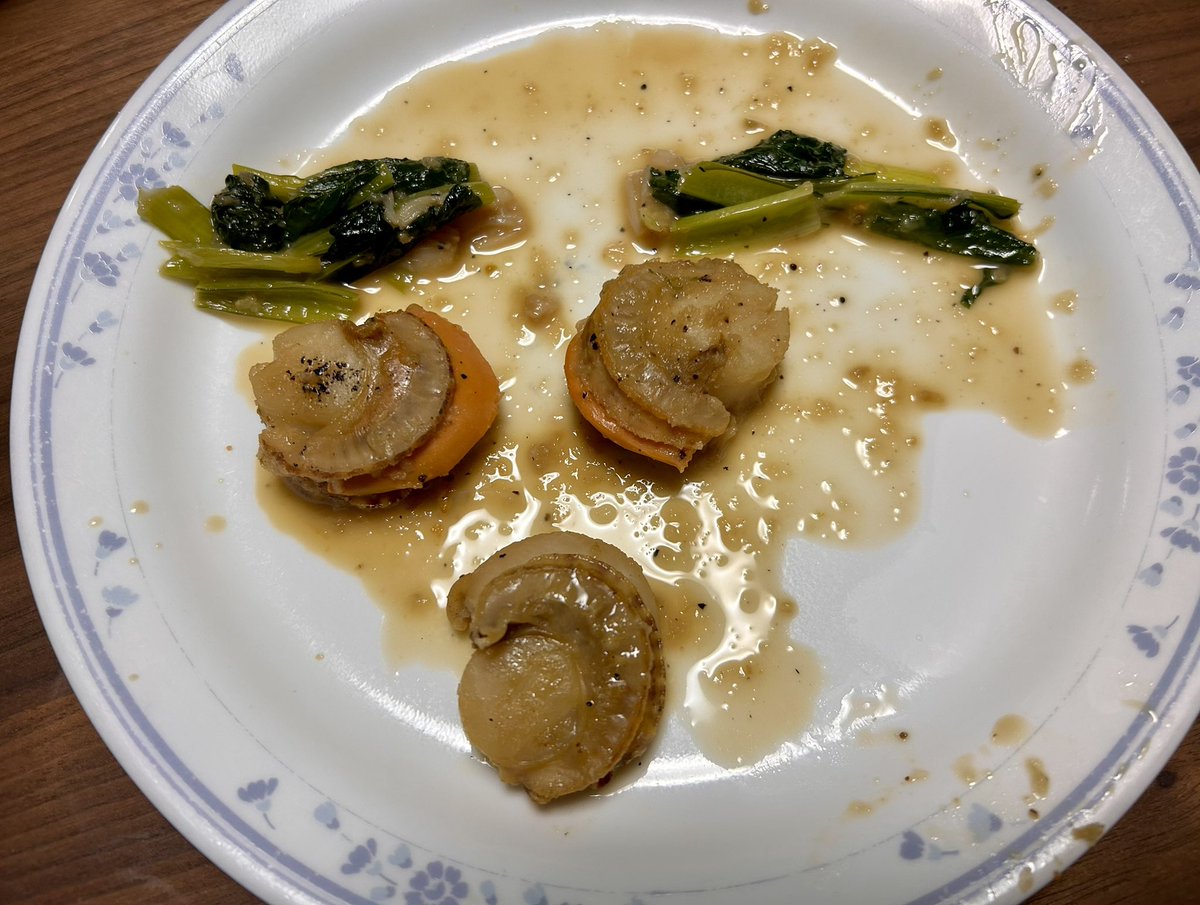 DonGiij's tweet photo. 今日の夕食　顔にみえる
皿の　ホタテ https://t.co/wMmAyyDfng