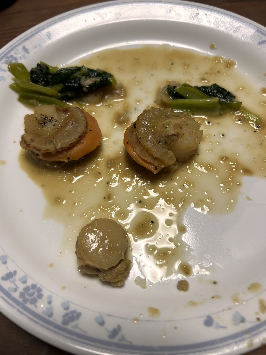 DonGiij's tweet photo. 今日の夕食　顔にみえる
皿の　ホタテ https://t.co/wMmAyyDfng