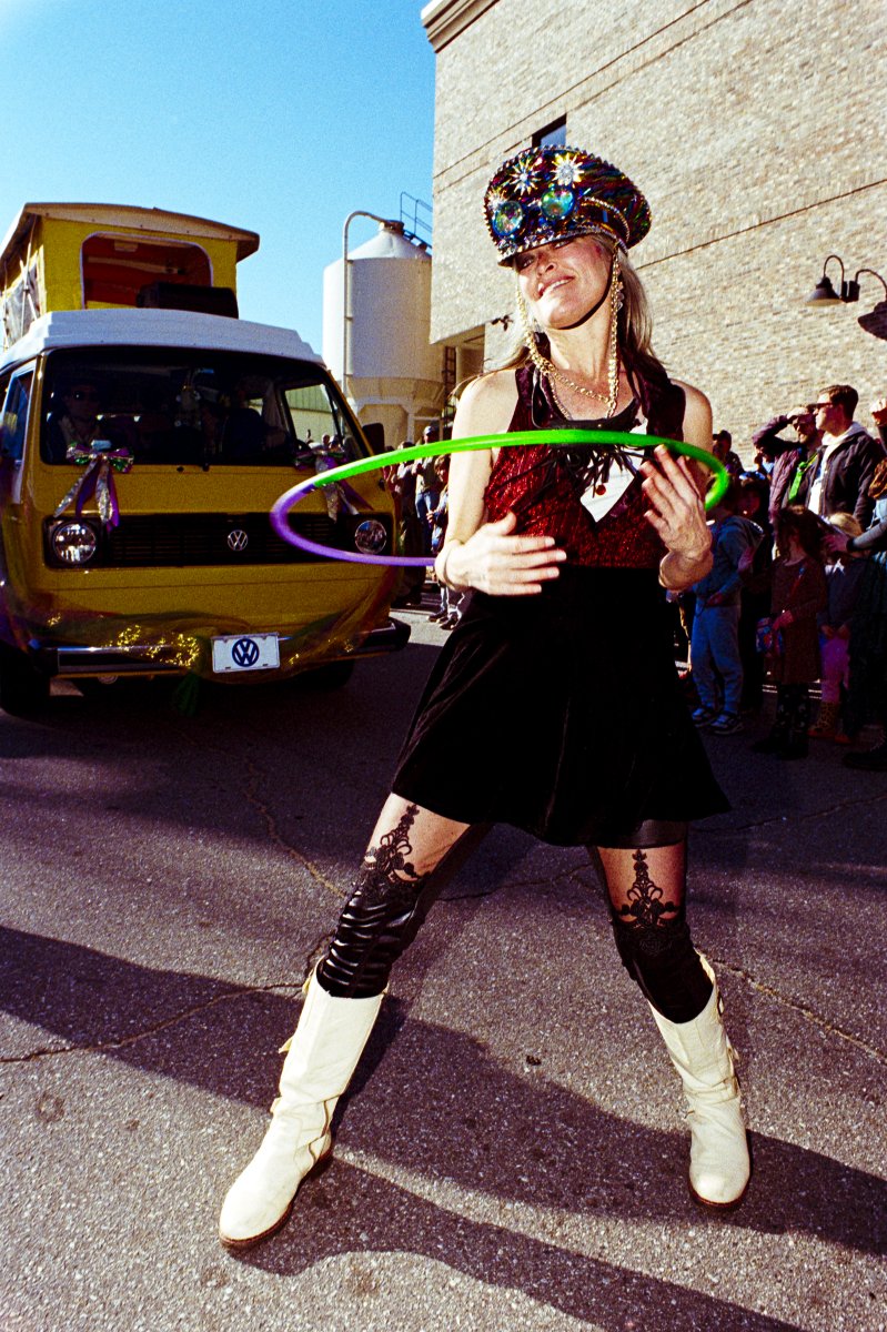 tmwphotog's tweet image. 2025 Asheville Mardi Gras 1
Camera: Nikon F4 &amp;amp; 28/50mm
Film: Kodak UltraMax 400
Location: Asheville, North Carolina
#believeinfilm #streetphotography #filmisnotdead