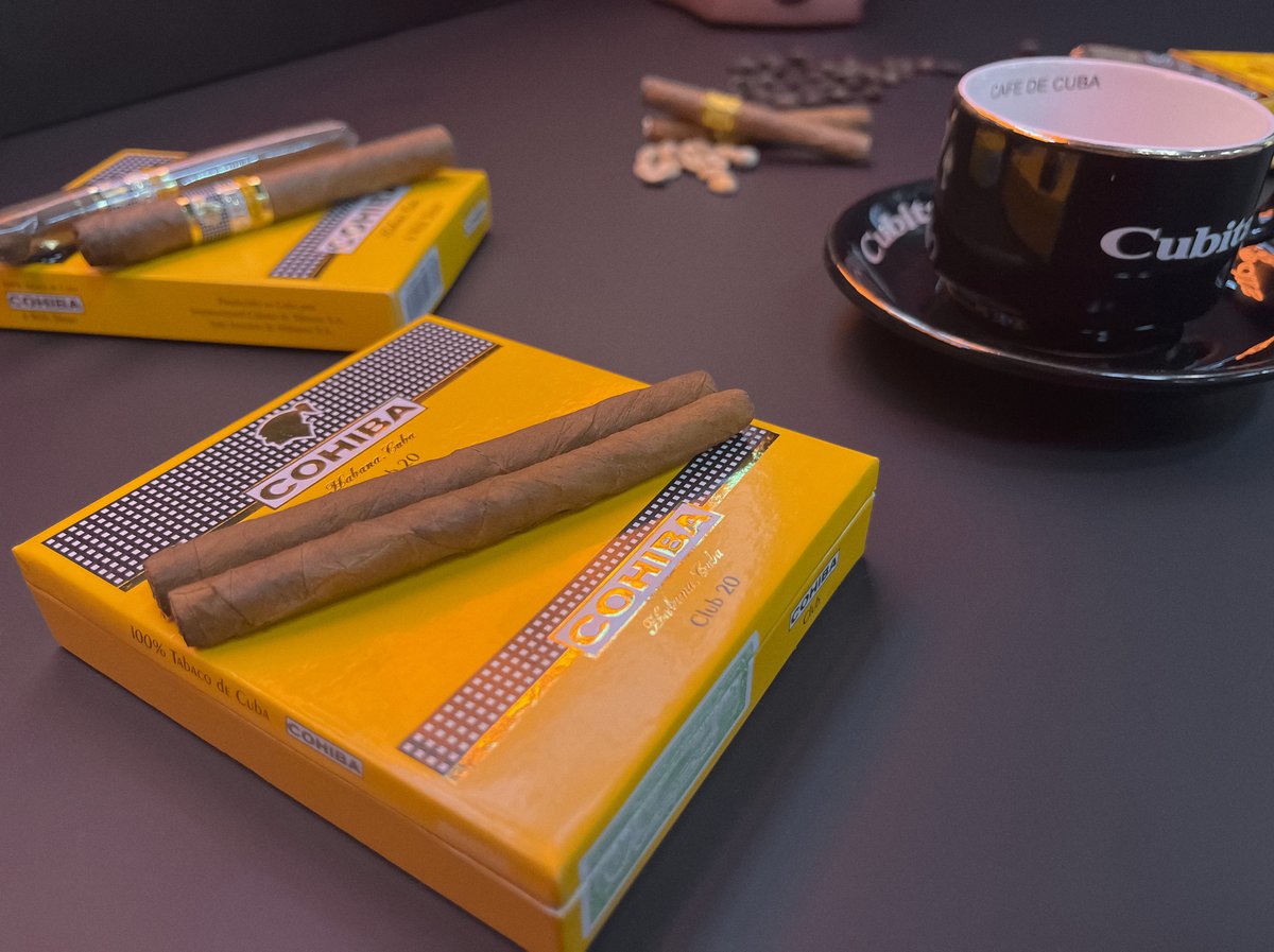 Cada uno tiene su rutina para empezar el día de forma positiva. La mía empieza por 'C': #Cohiba 🐝 y #café ☕️

#NowSmoking #CubanMiniCigars