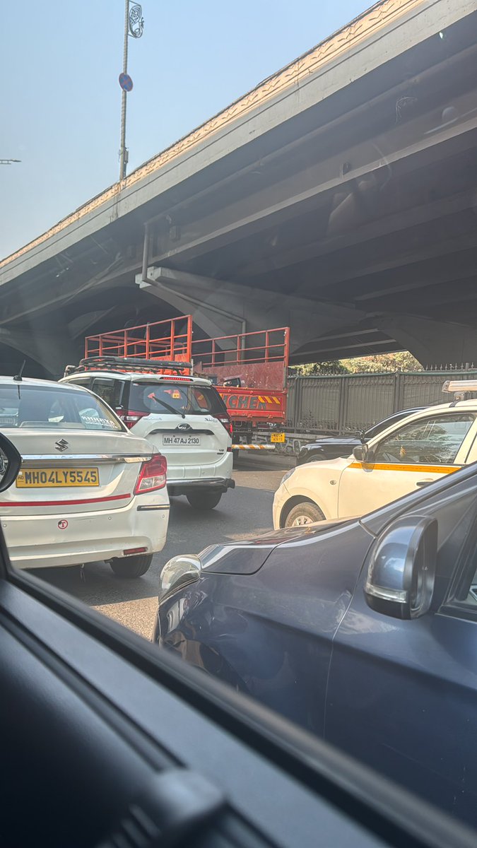 Major traffic congestion at weH , service road from BKC going Northbound. What is the <a href="/MTPHereToHelp/">Mumbai Traffic Police</a>  doing ?  While <a href="/mybmc/">माझी Mumbai, आपली BMC</a> dig up roads constantly can we leave some for ppl to commute ??🙏🏽