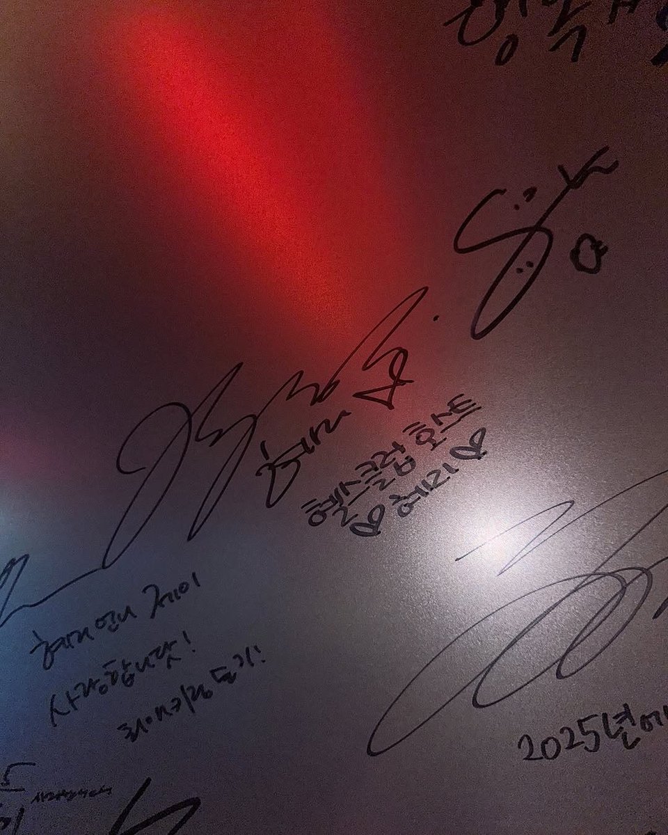 6yeji_'s tweet photo. 혤스클럽 싸인하는 혜리다!!! 고화질 사진 🩶 https://t.co/weAoYZy12n