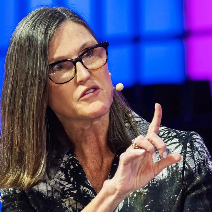 🟡"ARK Invest di Cathie Wood acquista azioni Coinbase per 11,5 milioni di dollari nonostante il crollo del 17,6% del titolo"