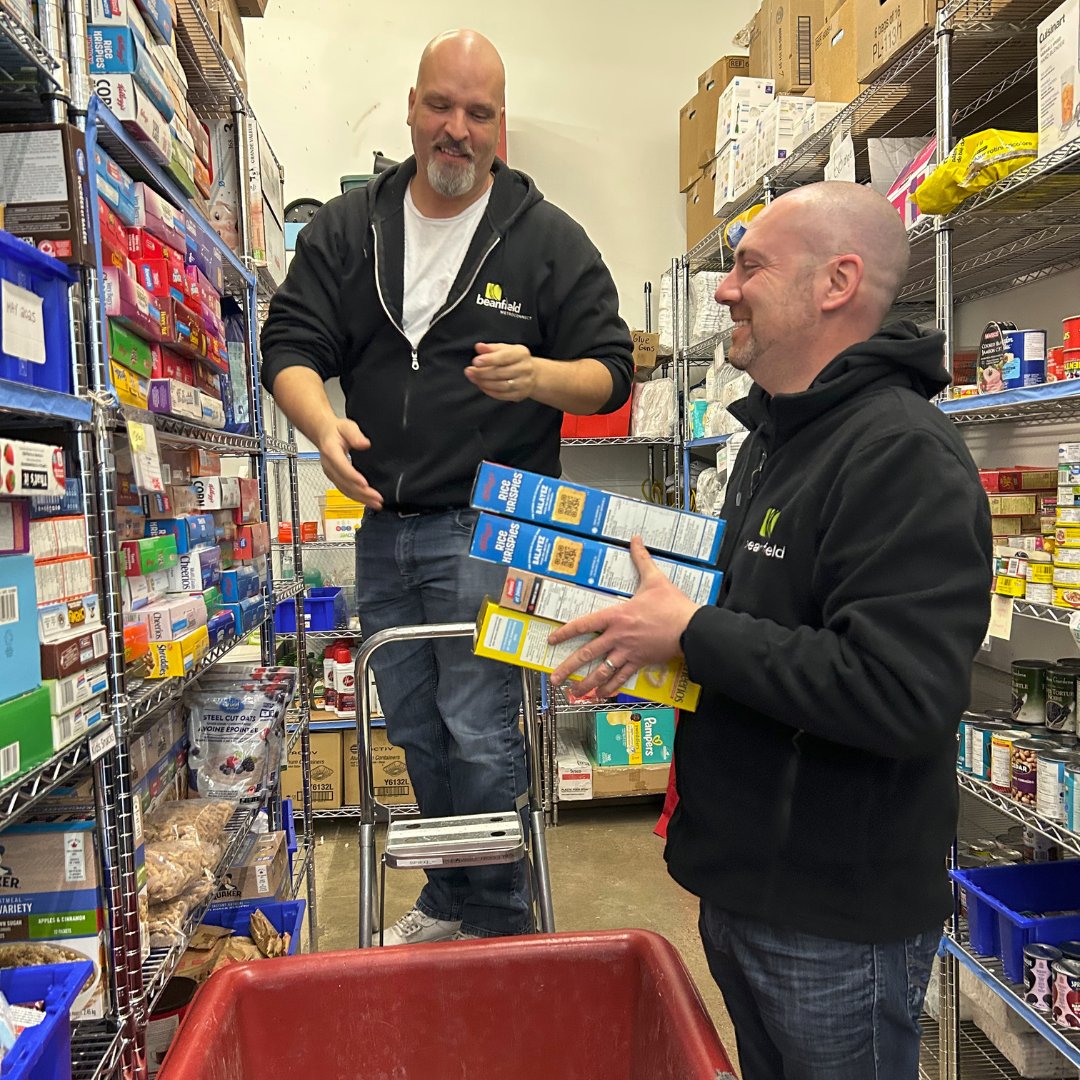 #ThankYou to our friends at <a href="/beanfieldcanada/">Beanfield</a> for spending the day #volunteering with us! Not only did they roll up their sleeves to lend a hand, but they also donated more than 350 lbs of food. We're so grateful for your continued kindness &amp; generosity! #GivingBack