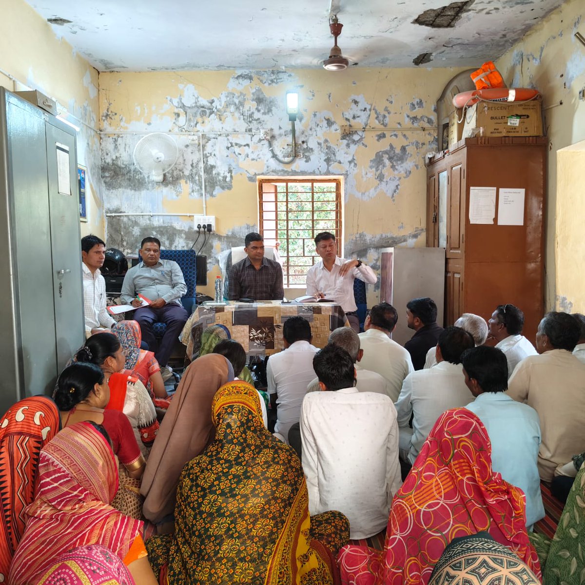 GpNaniSherdiand's tweet image. #અગ્રેસર_ગુજરાત
આજ રોજ માનનીય પ્રાંત અધિકારી સાહેબ શ્રી બોરસદ દ્વારા નાની શેરડી ગામમાં ગ્રામ સંવાદ કાર્યક્રમ યોજવામાં આવેલ,જેમાં ગ્રામજનો તરફથી મળેલ રજૂઆતોનો હકારાત્મક નિરાકરણ લાવવાની ખાતરી આપવામાં આવી અને જરૂરી સૂચનો કરવામાં આવ્યા.
@BorsadTdo
@eroborsad
@DDO_Anand
@CollectorAnd