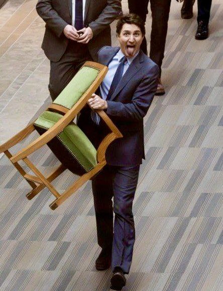 european_zt's tweet image. 🔥Трюдо виніс своє крісло і залишив посаду прем'єр-міністра 🇨🇦Канади! 

💬«Реакція Трюдо говорить сама за себе — нарешті в людини почалося нормальне життя!» — коментують користувачі фото, яке стало вірусним. 

#Canada #Trudeau #TrudeauMustGo