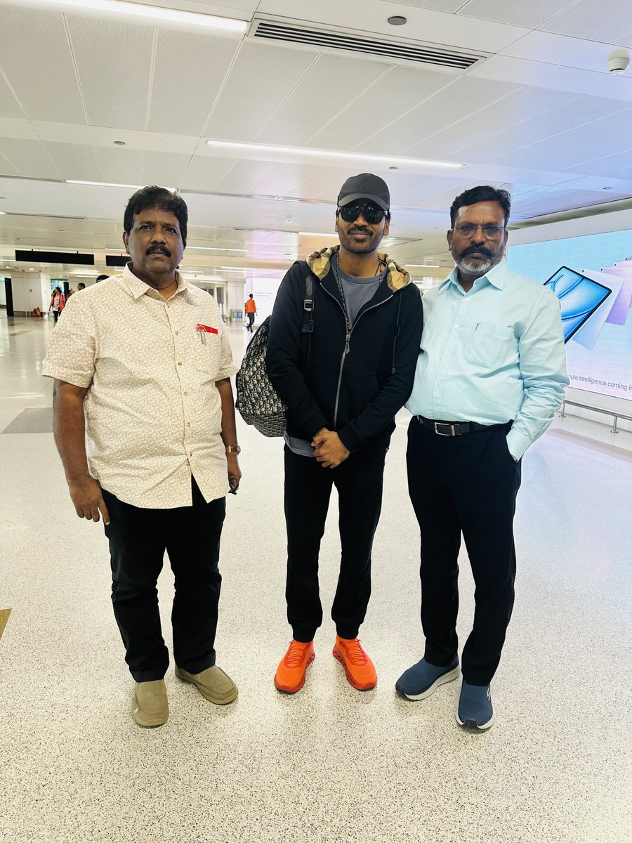 WriterRavikumar's tweet photo. நடிகர் தனுஷ் அவர்களோடு சந்திப்பு 

திரைப்பட நடிகர் @dhanushkraja அவர்களோடு டெல்லி விமான நிலையத்தில் தலைவர் @thirumaofficial அவர்களும் நானும் https://t.co/AO50ZEJpZv