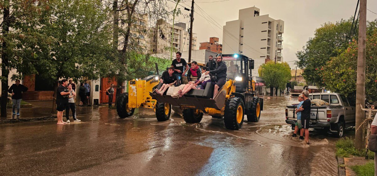 Somos un vecino más, cuando decimos “ somos municipales” nos llenamos de orgullo. En cada palada acompañamos una historia, una familia, un dolor que no sana. Nos olvidamos si era de día, de tarde o noche sólo queríamos sacar a la mayor cantidad de gente posible
